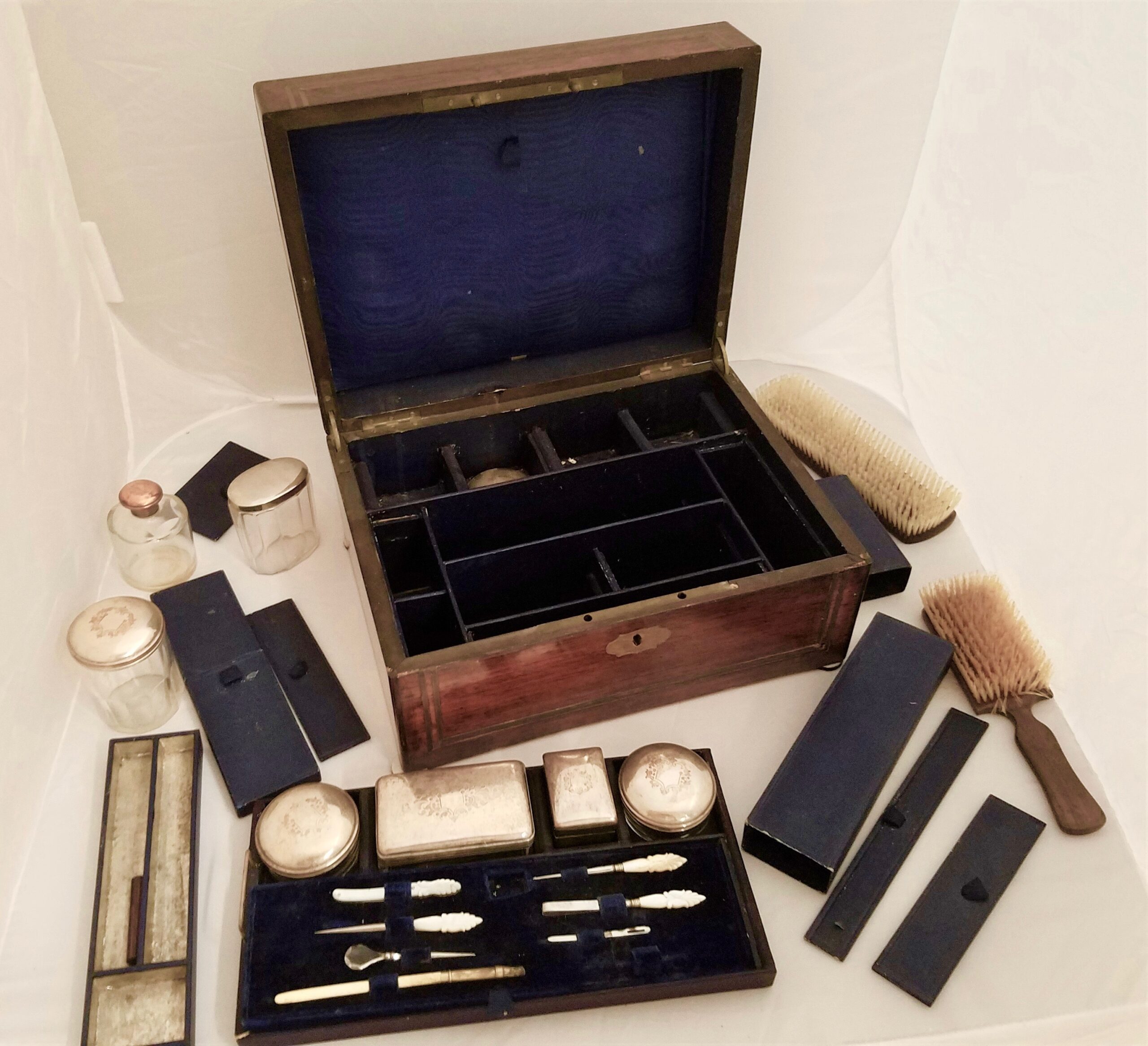 Circa 1859 English Edwardian Rosewood Toiletry Box - Image 2