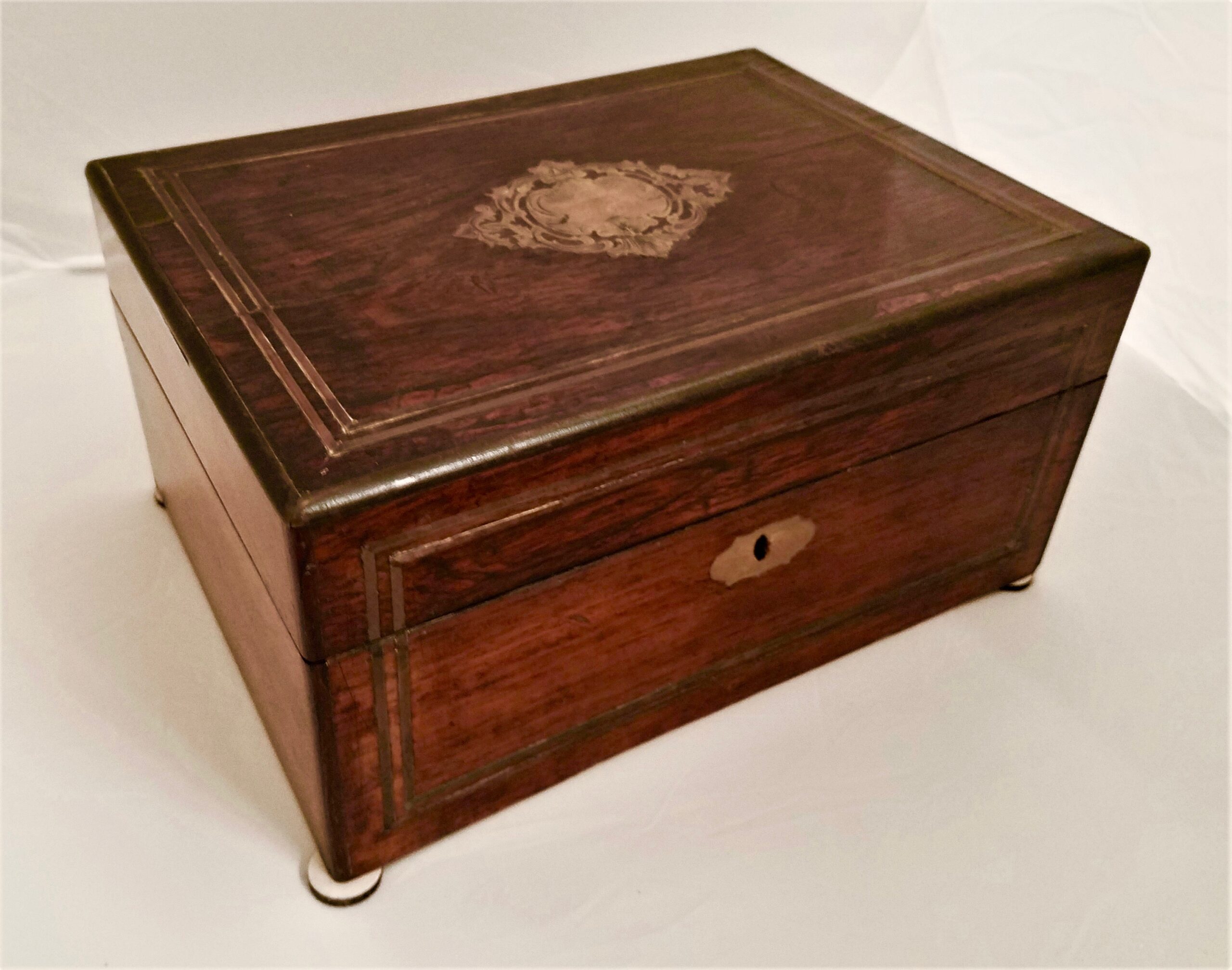 Circa 1859 English Edwardian Rosewood Toiletry Box - Image 3
