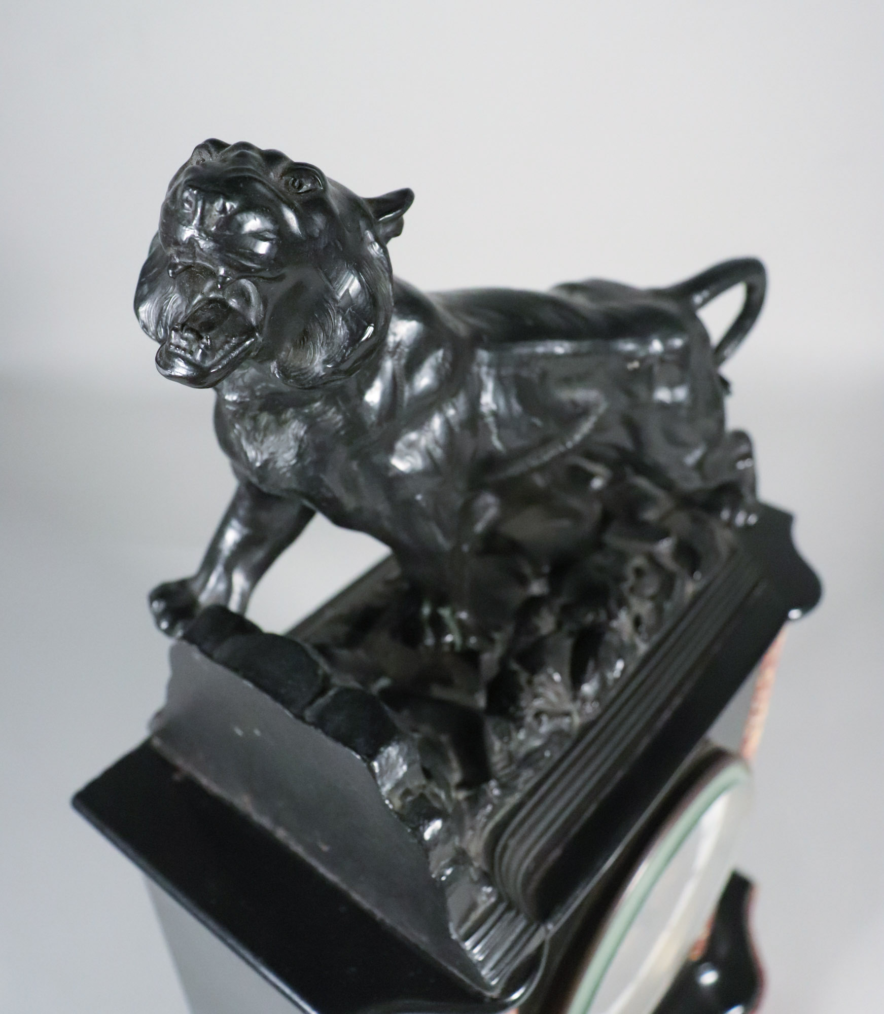 Early 20th Century French Neoclassical Black Slate and Marble Mantel Clock with Patinated Bronze Lion - Image 4