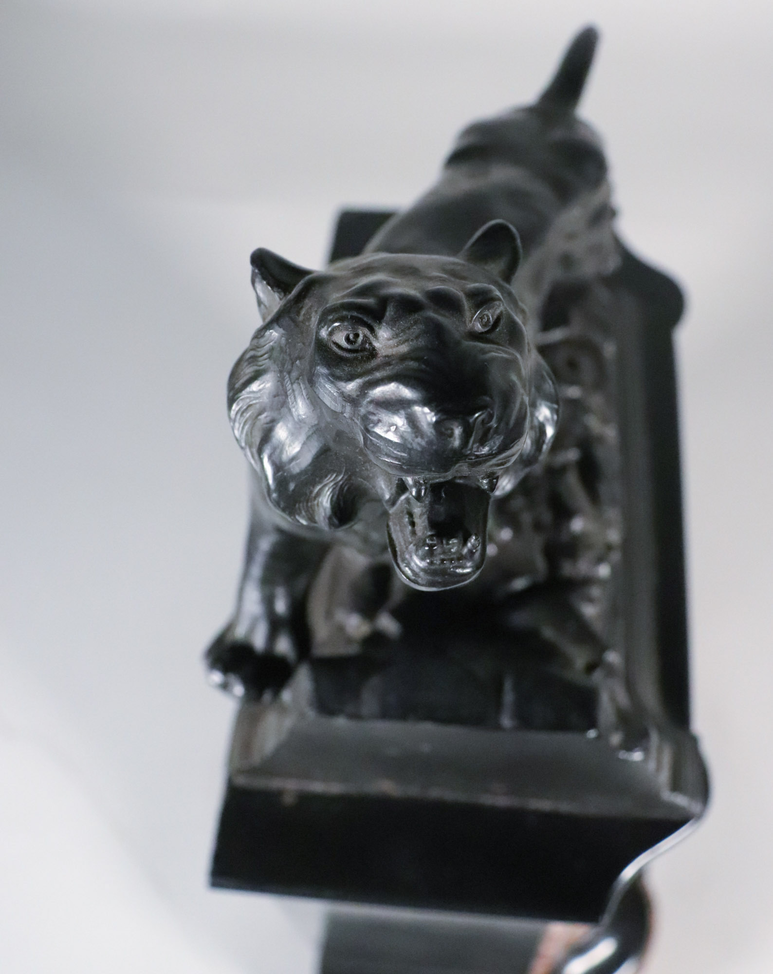 Early 20th Century French Neoclassical Black Slate and Marble Mantel Clock with Patinated Bronze Lion - Image 5